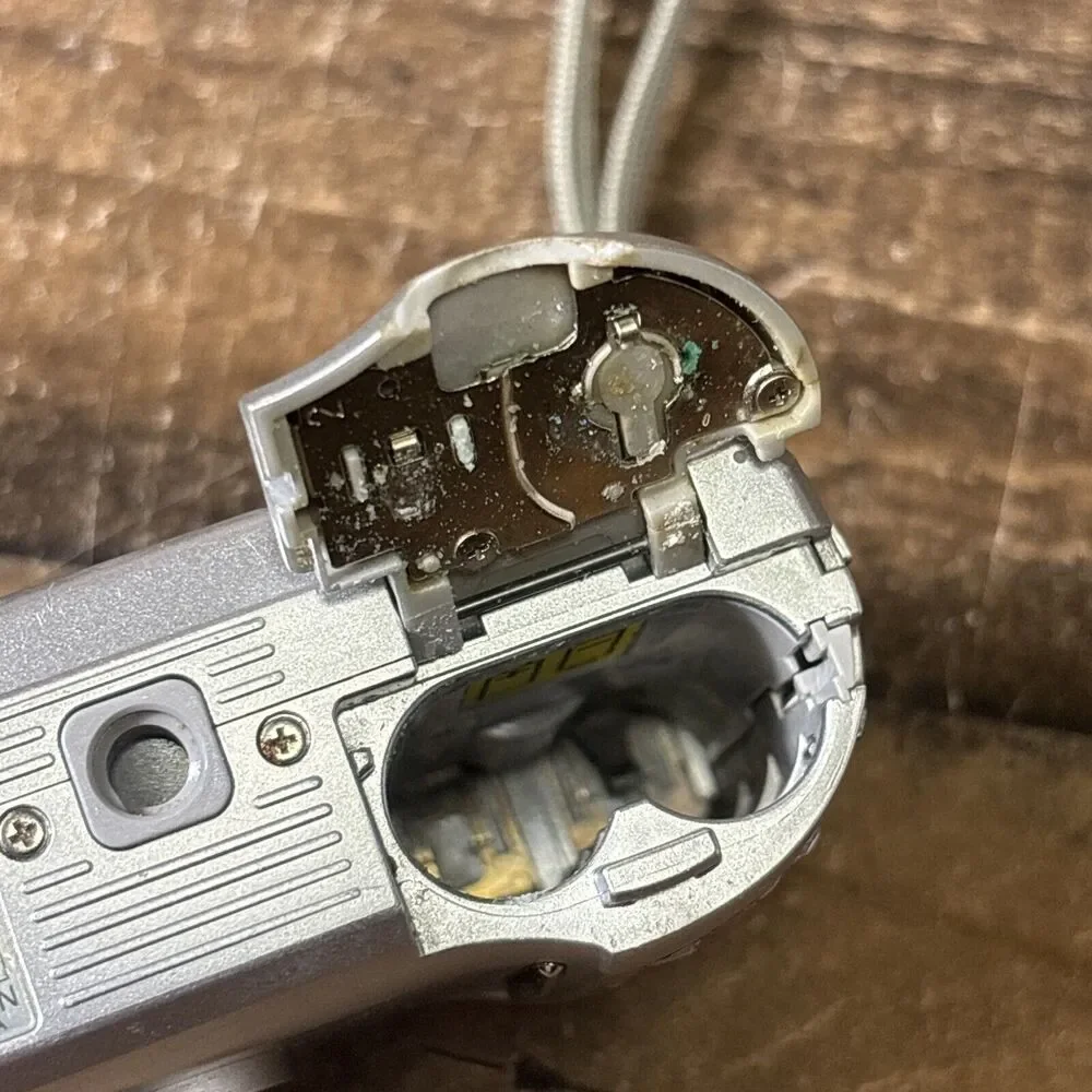 Nikon COOLPIX 5600 5.1 MP Digital Camera Silver For Parts Or Repair w Samsonite